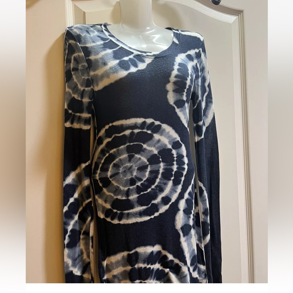 BCBG MAXAZRIA Navy Bleu White Tie Dye Long Sleeve Knit Top Size XS.